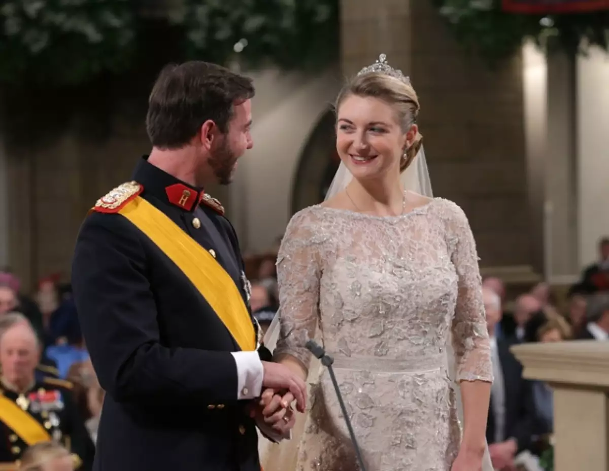 El último heredero europeo en edad casadera en una corte oficial, Guillermo de Luxemburgo, de 30 años, contrajó nupcias hoy con la condesa belga Stéphanie de Lannoy, de 28.