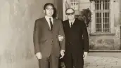 En la fotografía del lado izquierdo aparece Emilio Azcárraga Milmo, conocido como “El Tigre”, destacado magnate mexicano de los medios de comunicación, quien dirigió el Grupo Televisa de 1972 a 1997.