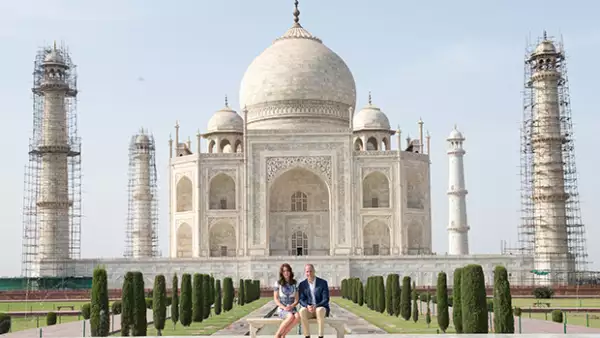 Sin duda, el momento más memorable para el príncipe en India fue tomarse una foto frente al Taj Mahal, como lo hizo Diana de Gales hace 24 años, despertando una ola de sentimientos en él.