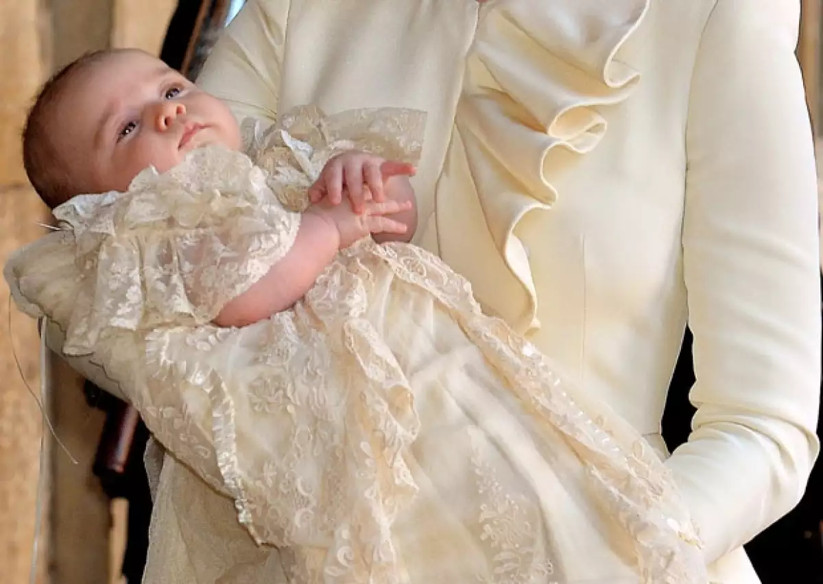 El príncipe George portó la replica del famoso ropón realque fue hecho por Angela Perry.