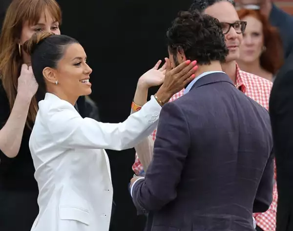 Eva fue captada acariciando la mejilla de su novio.