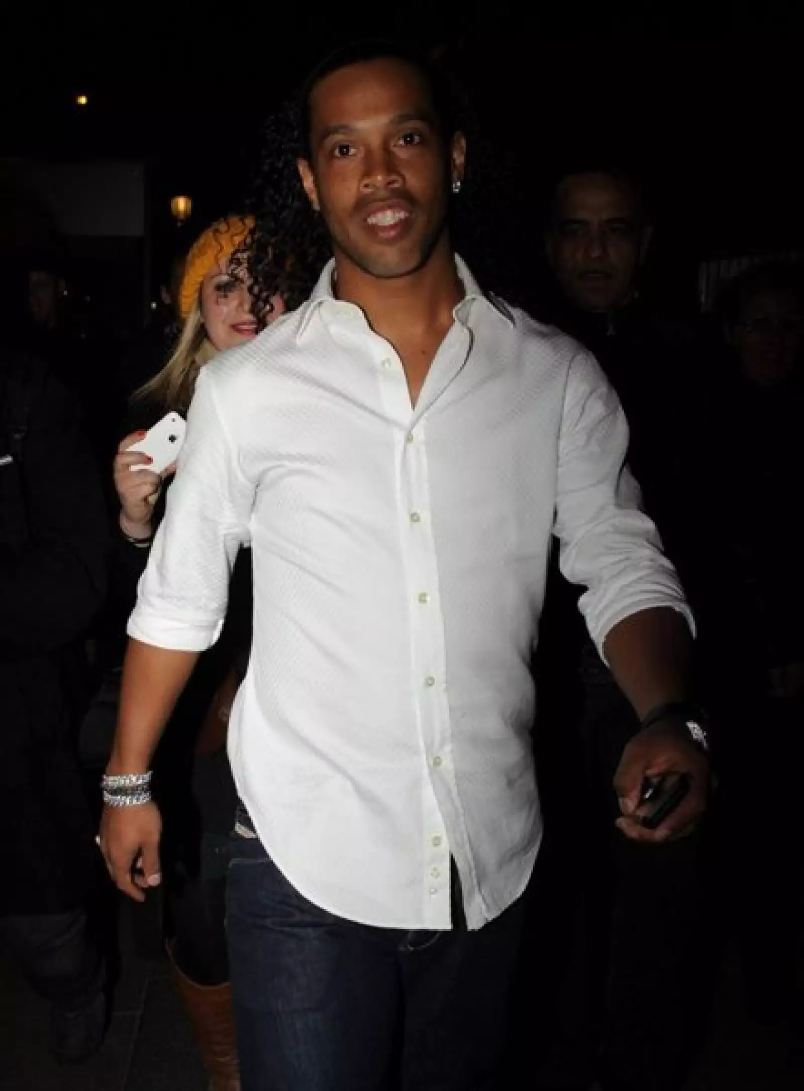 El brasileño Ronaldinho es siempre el último en salir del autobús y al campo.