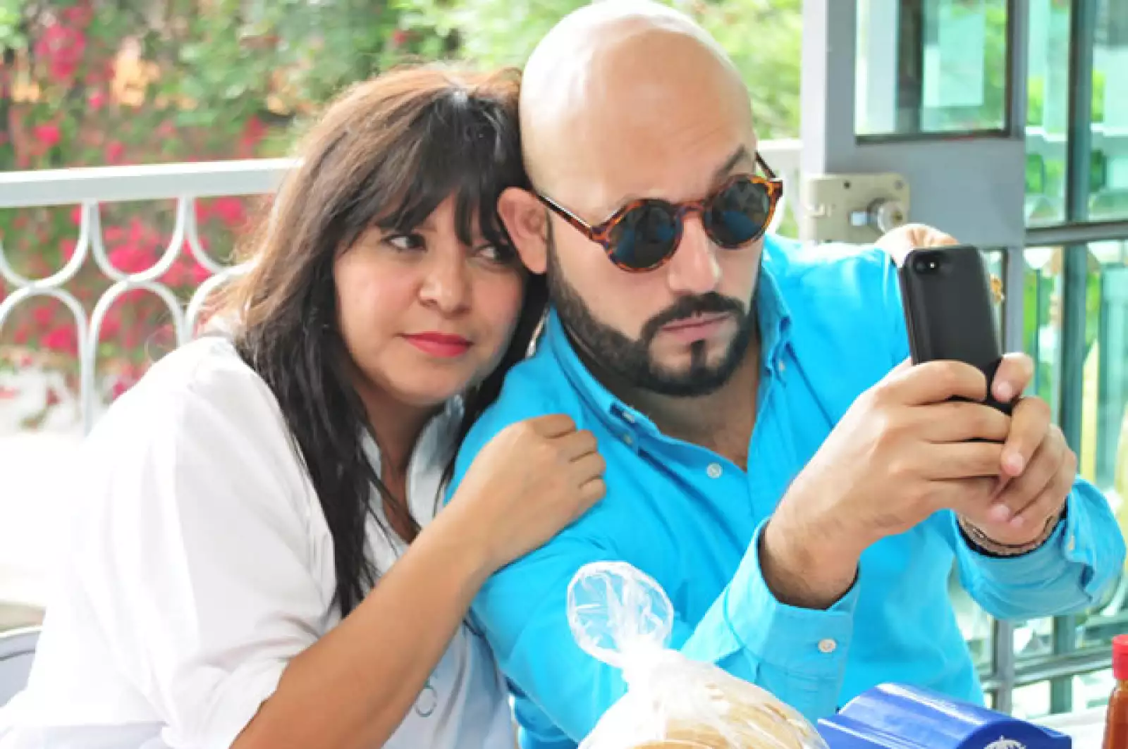 Julia Franco,Paulo Orendain descargando la aplicación de gdlestradicional.mx