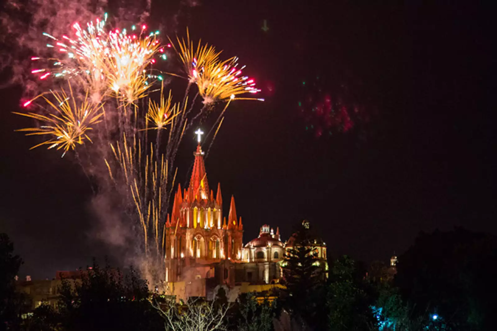 Fuegos artificiales iluminan la mágica ciudad