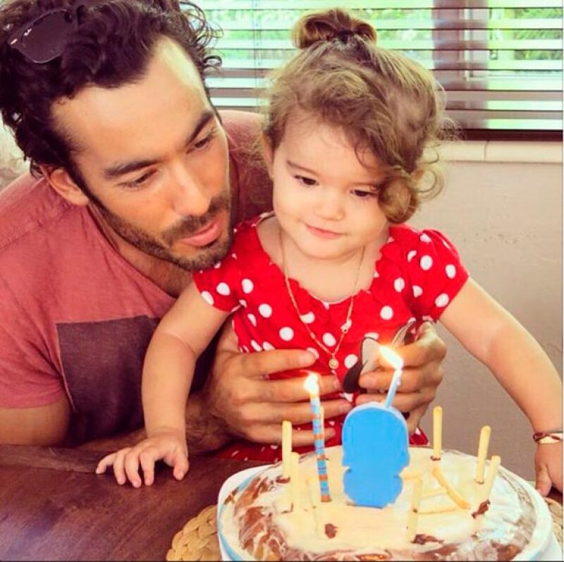 En su perfil encontramos las mejores fotos de sus momentos en familia, aqui la vemos celebrando su cumpleaños numero 2.
