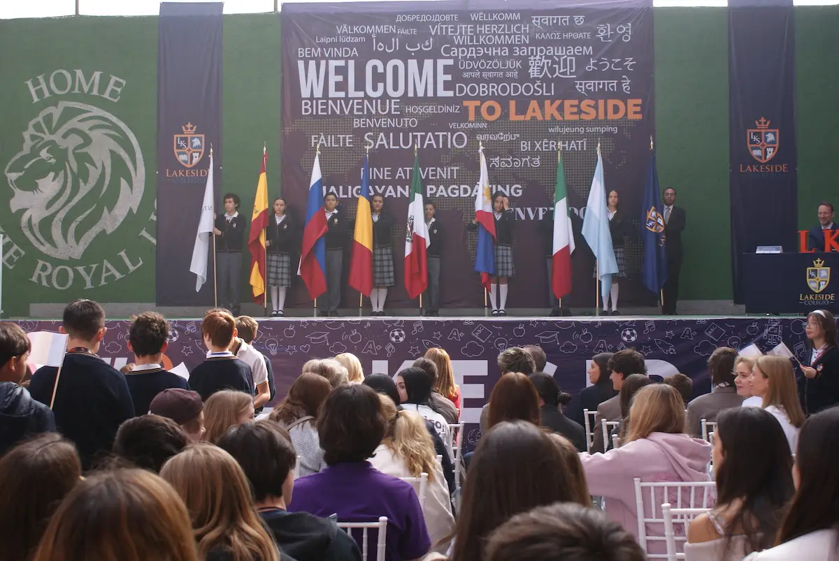 Imagen del estrado con las banderas de los paises participantes en el Congreso Internacional Youth Leadership Encounter 2023.