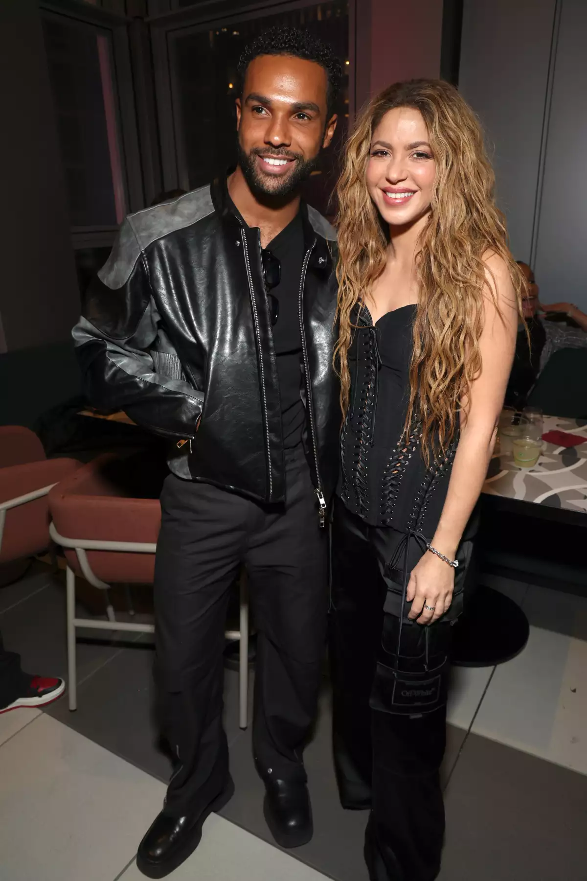 Shakira cena con Lucien Laviscount después de su performance en Times Square