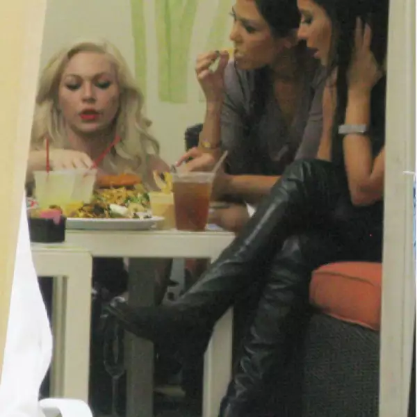 Hasta las bellas socialités Kim y Kourtney Kardashian no resistieron la tentación de comer una deliciosa hamburguesa durante su estancia en el Hotel Venetian en Las Vegas, Nevada.