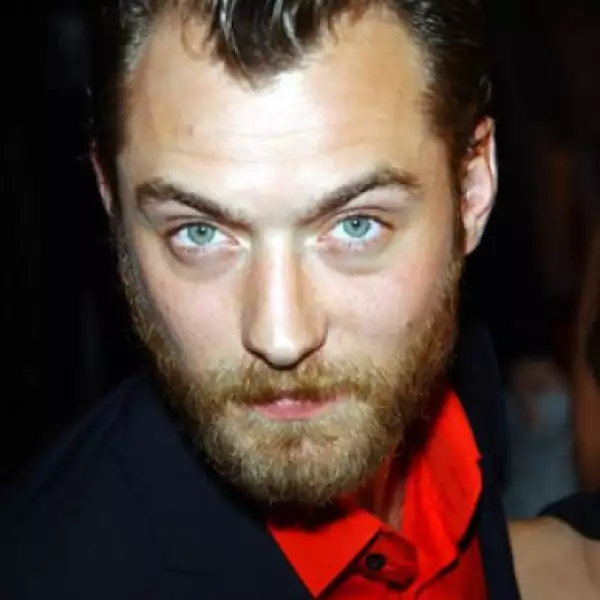 2002 (30 AÑOS). Terminó su matrimonio en 2003 y poco después comenzó una relación con Sienna Miller, con quien coincidió en el reparto de `Alfie´ (2004). Se comprometieron pero ella terminó con él cuando se supo que la había engañado con la niñera de las hijas de Jude. En 2010 se dieron una segunda oportunidad pero actualmente ya están separados.