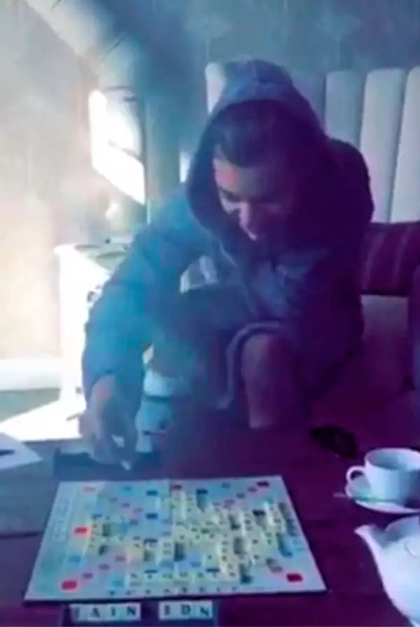 La modelo de lencería mostró que jugaba Scrabble con el cantante de One Direction, mientras éste usaba una bata.