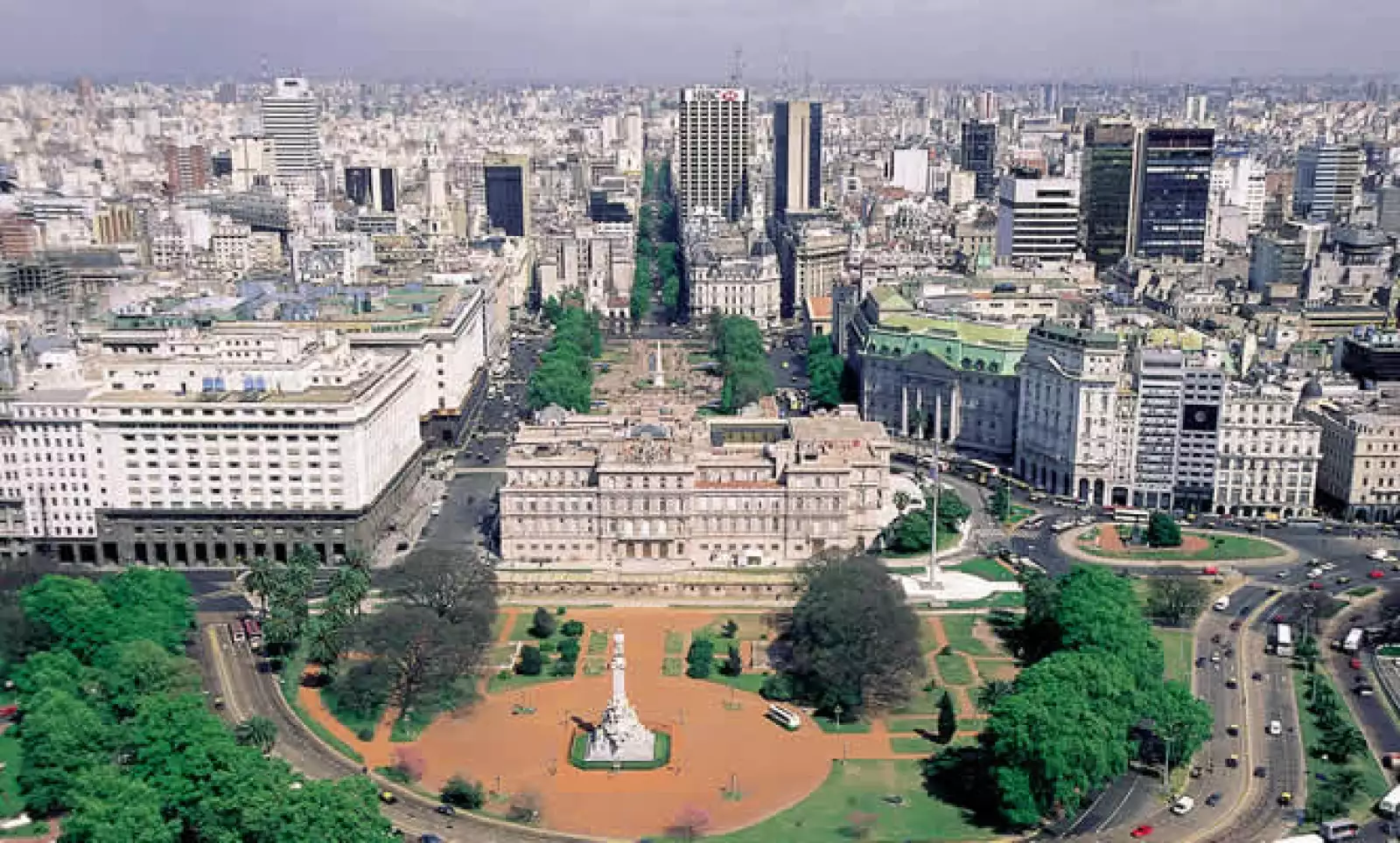 Justo enfrente de la Plaza de Mayo, encontramos la Plaza de Gobierno o Casa Rosada, sede del Poder Ejecutivo de Argentina. Su peculiar tono viene de la unión de dos partidos políticos, al finalizar su Guerra Civil (1814-1880), el rojo y blanco.