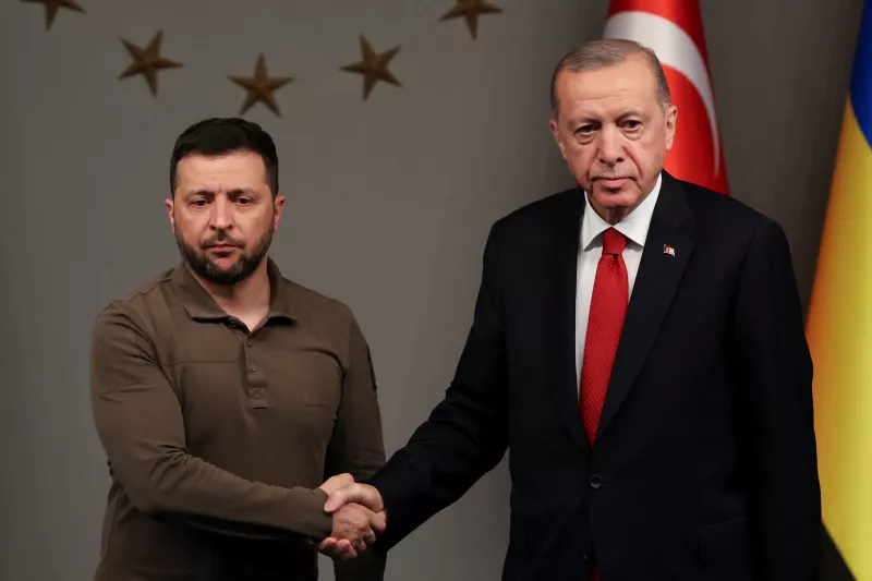 El presidente turco Tayyip Erdogan y el presidente ucraniano Volodymyr Zelenskiy se dan la mano mientras asisten a una conferencia de prensa en Estambul, Turquía, el 8 de julio de 2023.