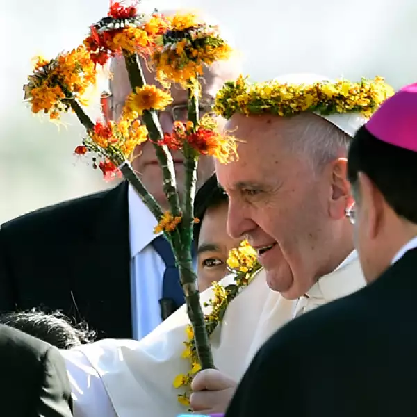 En el aeropuerto, representantes de dos comunidades indígenas le regalaron un bastón y una diadema que reconocen la autoridad del papa.