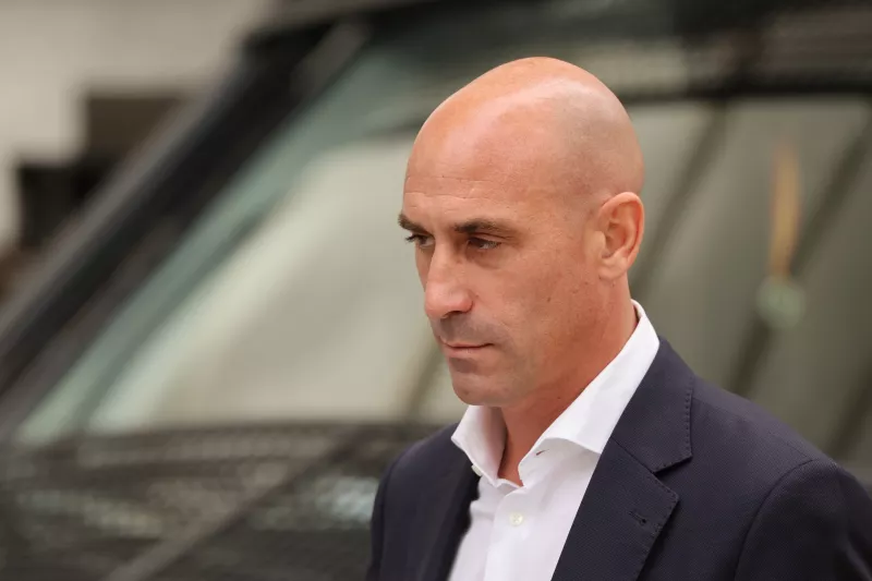 luis-rubiales-orden-restriccion
