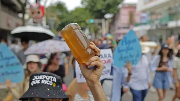 Ciudadanos protestan contra la mala calidad del agua en Guadalajara el 23 de agosto de 2026.