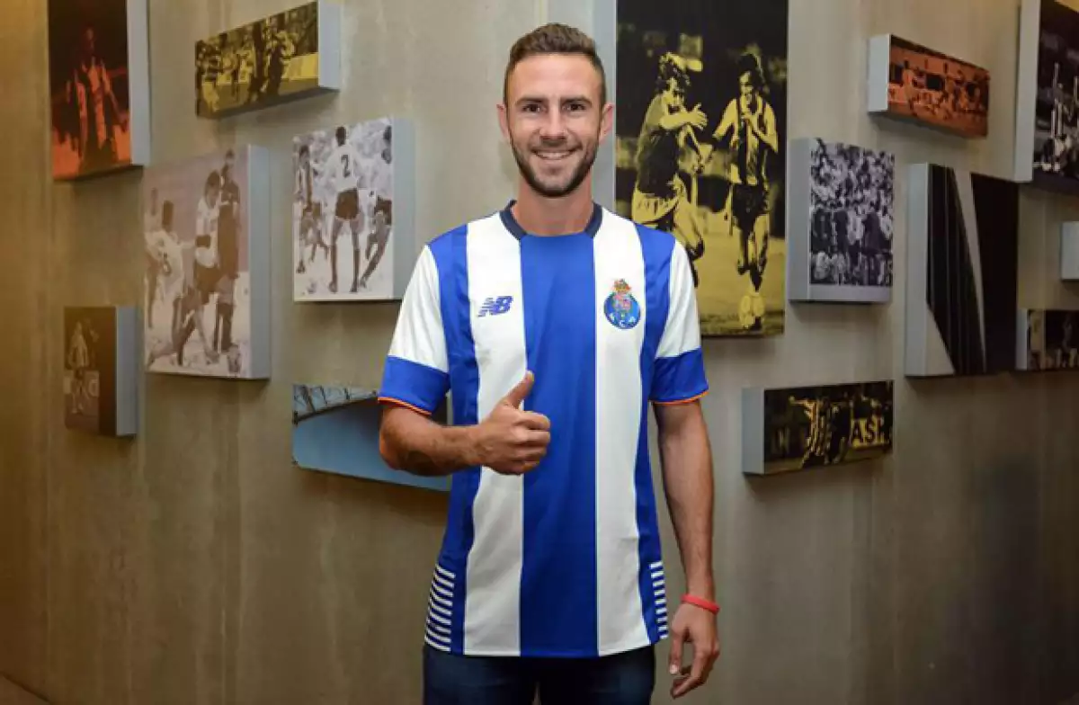 Miguel Layún se convirtió en el quinto mexicano que vestirá la camiseta del Porto para la Temporada 2015-2016.
