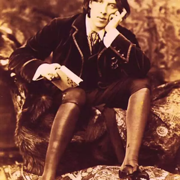 El dandi estaba relacionado con la cultura y artes como la literatura de esta manera el excéntrico Oscar Wilde no dudo en hacer dandista su estilo de vida. "Nunca se está demasiado arreglado o sobre  educado".