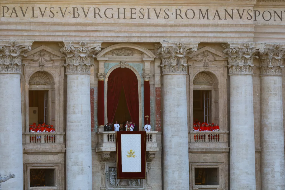 Foto del balcón Papal en la Plaza de San Pedro, en el Vaticano, con el nuevo Papa León XIV asomándose y saludando a los católicos.