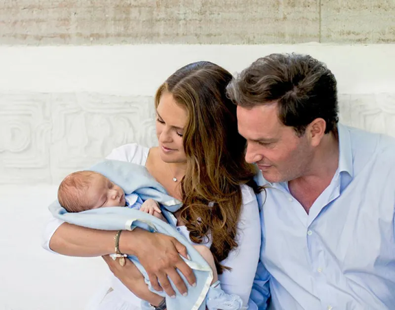 La princesa compartió nuevas fotos de Nicolás, su segundo hijo al lado de Chris O´Neill y que apenas tiene un mes y medio, tomadas durante sus vacaciones de verano.