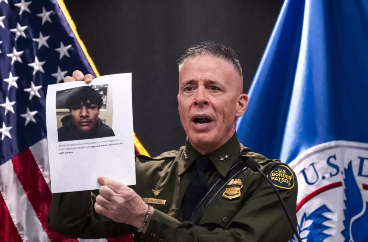 El comandante de la Patrulla Fronteriza Greg Bovino sostiene una hoja de papel que muestra presuntos crímenes cometidos por un inmigrante indocumentado durante una conferencia de prensa en el Edificio Federal Bishop Henry Whipple el 20 de enero de 2026 en Minneapolis, Minnesota.