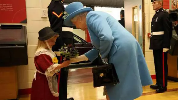 La pequeña nunca olvidará el día que conoció a la Reina de Inglaterra pero no precisamente por la emoción del encuentro, si no por el golpe en la cara que recibió.