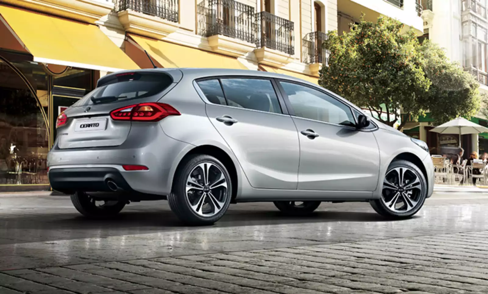 El Cerato Forte también ofrece un modelo de 5 puertas que ofrece amplios espacios para quienes buscan una opción para viajes familiares o con varias personas.