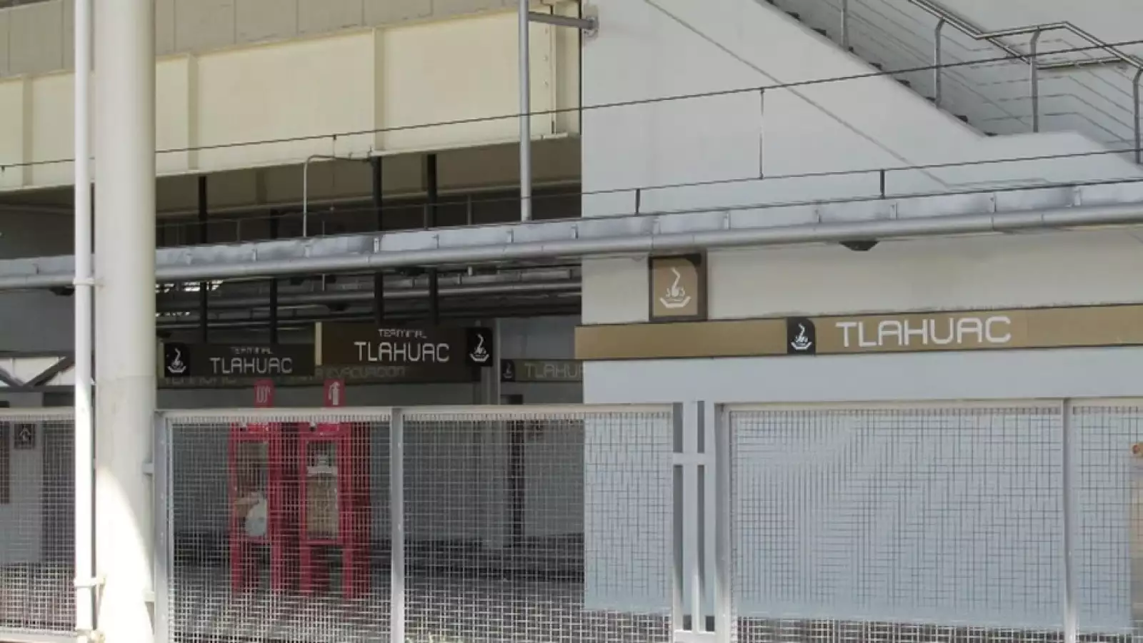 la estación Tláhuac cerrada