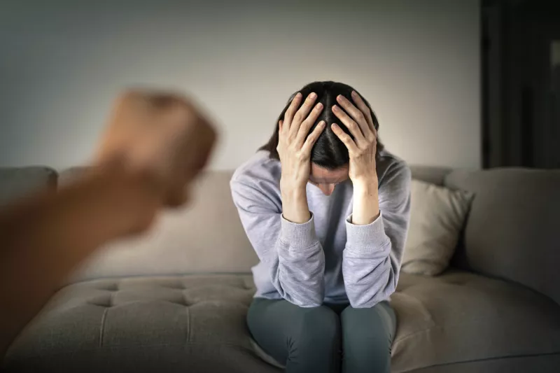 Ilustración de una mujer con miedo por sufrir posible  violencia de género.