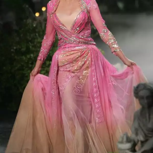 Pelo castaño claro con suaves ondas.