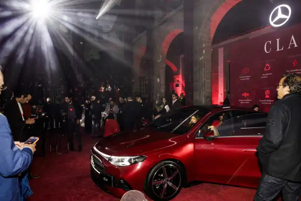Foto del CLA 2027 de Mercedes Benz, siendo retratado por decenas de fotógrafos asistentes a la presentación.