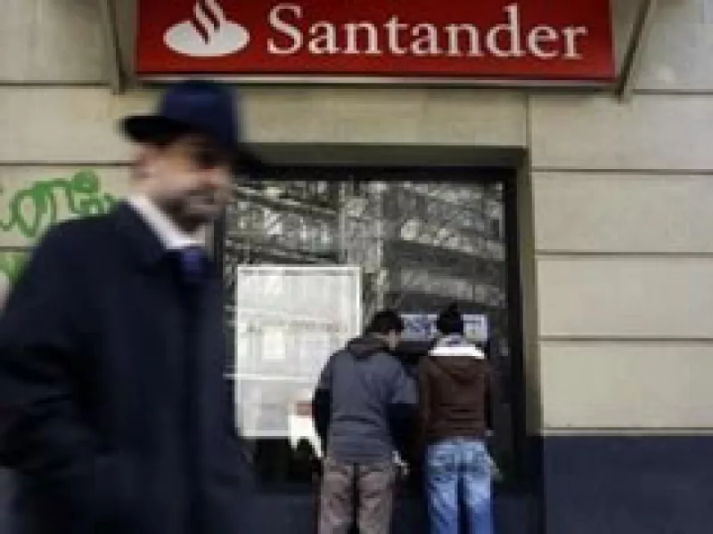 El grupo español Santander fue demandado en EU por las pérdidas que registró en el fraude de Bernard Madoff. (Foto: Reuters)