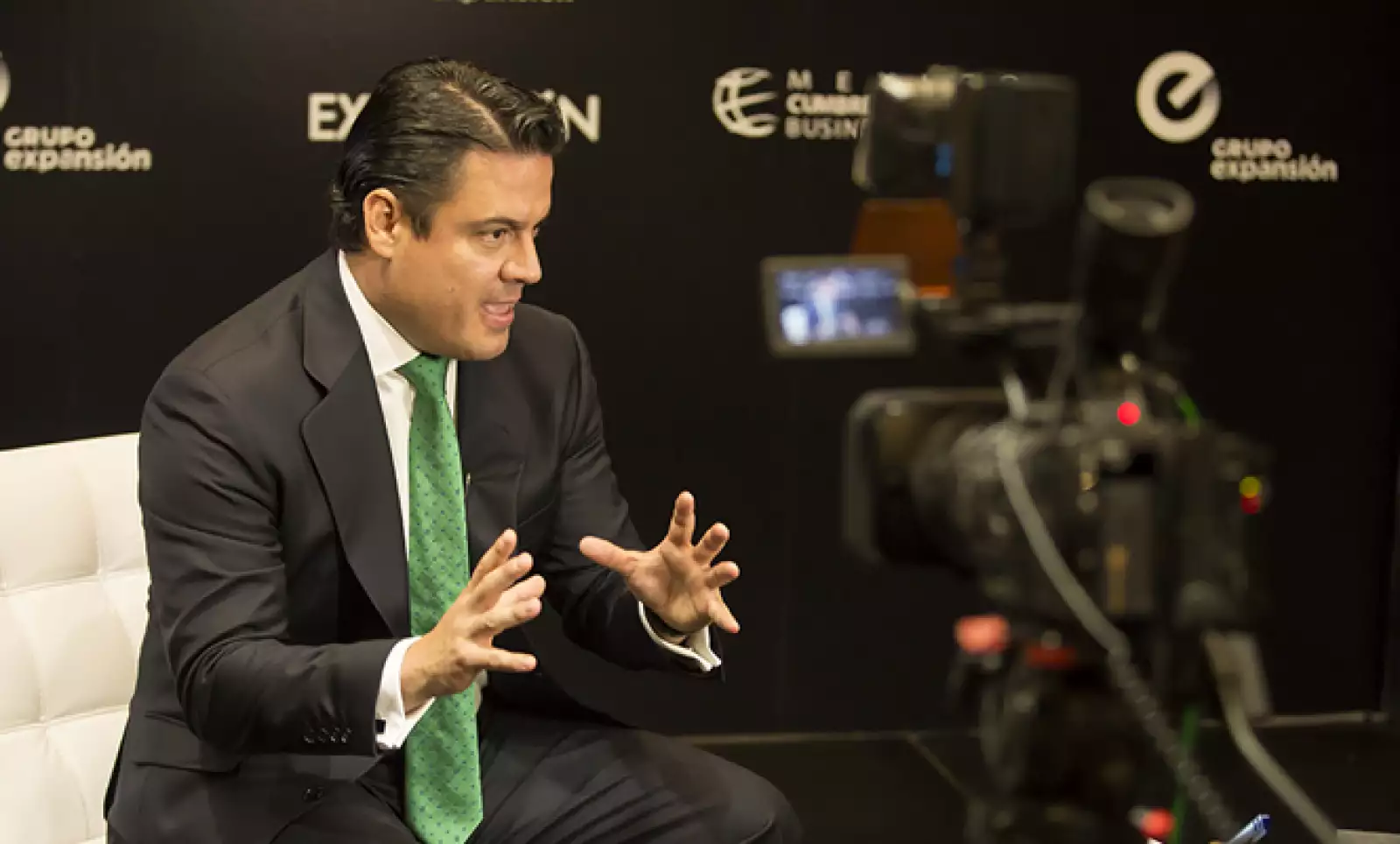 El gobernador de Jalisco anunció que Grupo Dragón hará una inversión de 200 mdd en la entidad para producir energía eólica.