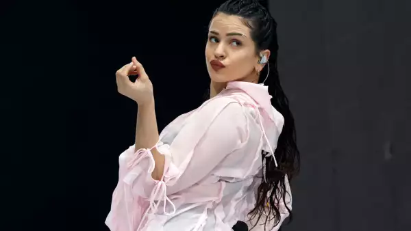 Rosalía Vila Tobella, nombre real de la cantante, compositora y productora, publicó su primer álbum en 2017 titulado “Los Ángeles”, que le valió una nominación a mejor artista nueva en los Latin Grammy de ese año.