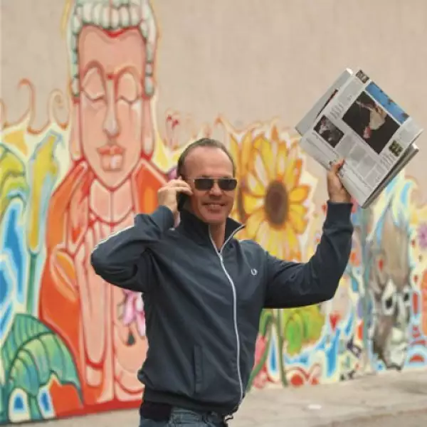Michael Keaton sale del café Panini en Venice, California, y saludó alegremente a los fotógrafos que lo captaron.