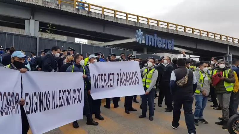 Trabajadores de Interjet bloquean Circuito Interior,exigen el pago de sus sueldos.