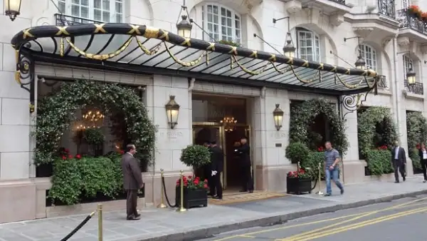 Debido a que el futbolista decidió que su familia se quedara en Londres, el inglés se hospedará en uno de los hoteles más lujosos, Le Bristol.