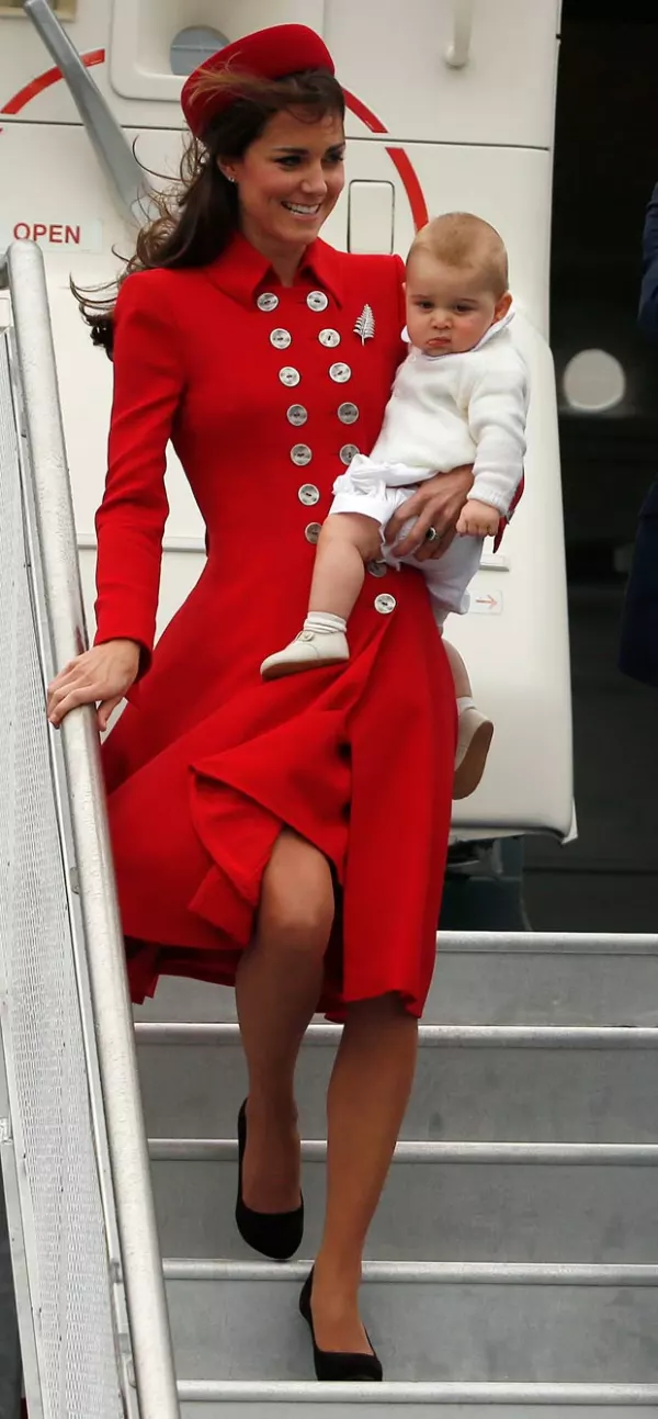 Bajándose de un avión y cargando a su hijo George, la duquesa no deja los tacones.