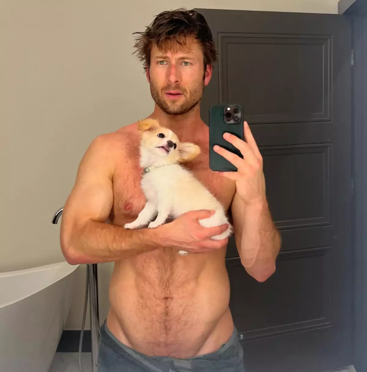 Glen Powell demuestra que se puede ser hot y tierno al mismo tiempo