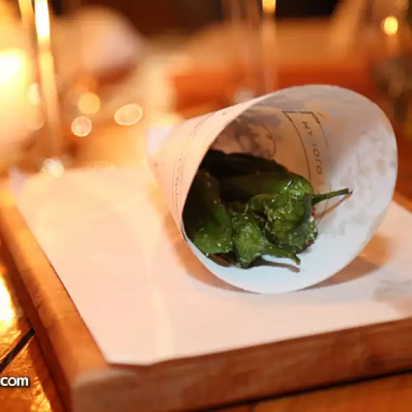 Pimientos del padrón,aceite de oliva y sal gruesa