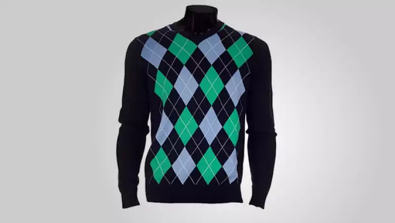 Un sweater de algodón, con estilo de rombos al frente y listo para alguna tarde con viento.
