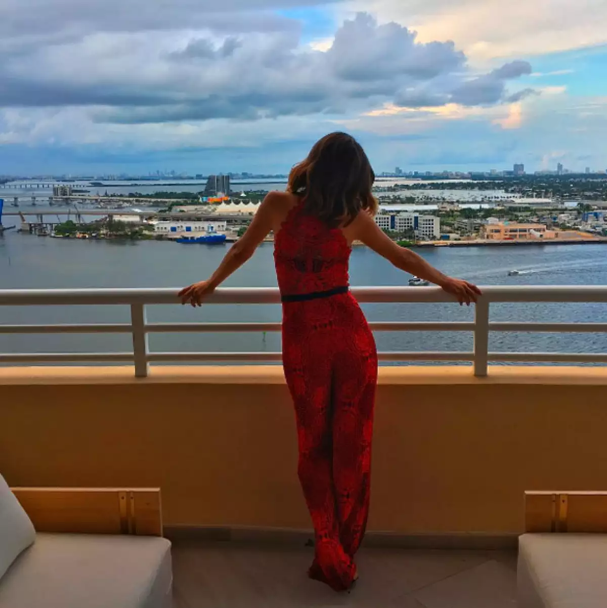 Su diminuta cintura después de haber dado a luz a su tercer bebé.