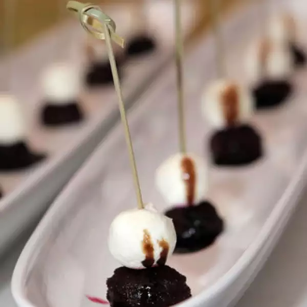 Betabel rostizado con queso de cabra y reducción de balsámico