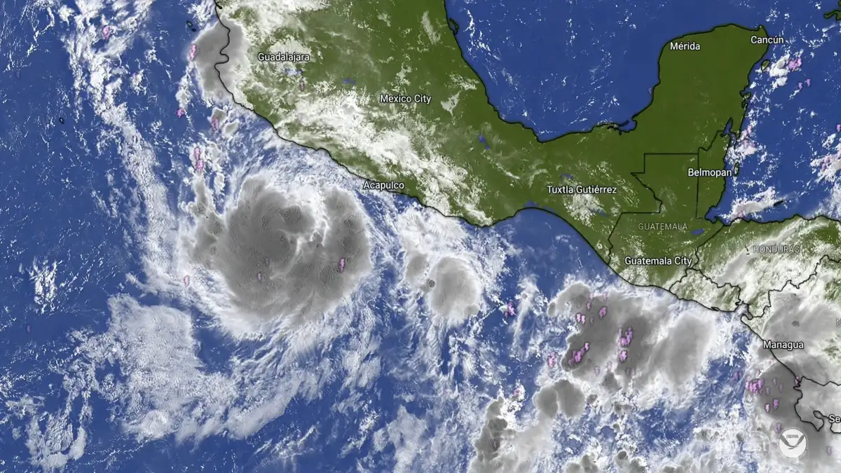 Mapa satelital de México y Centroamérica que muestra una tormenta tropical compacta frente a las costas de Acapulco, en el Océano Pacífico.