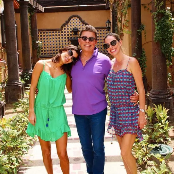 Su papá, Ernesto Coppel, también acompañó a Bárbara y a sus hermanas en el viaje.