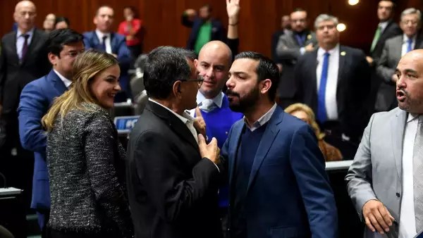 Más empujones entre diputados