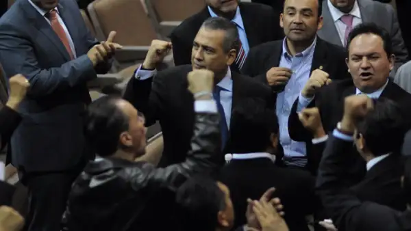 Tras 20 horas, desnudos, ataques verbales y jaloneos, el Congreso aprobó la reforma energética en un auditorio alterno al Salón de Sesiones este jueves.