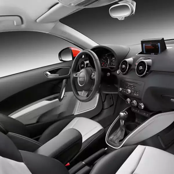 En el interior tiene una pantalla retráctil de 6.5” que permite controlar funciones del automóvil, como el sistema de navegación en 3D y la posibilidad de visualizar Google Maps.