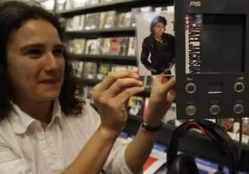 La muerte de Jackson impulsó sus ventas, entre los cuales hubo 13 álbums que llegaron al número uno.  (Foto: Reuters)