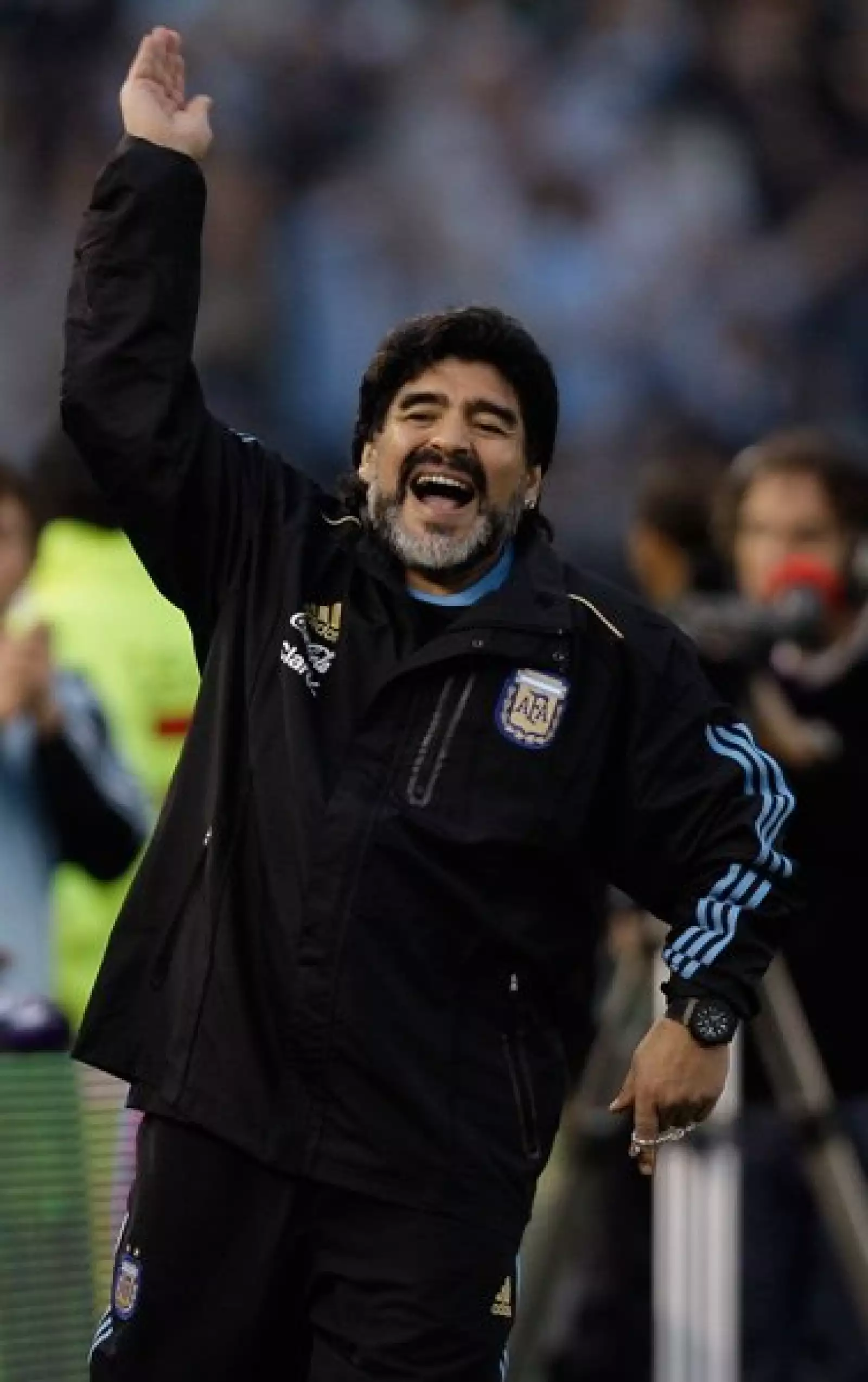Diego Armando Maradona pide habitaciones perfectamente pintadas, bañeras con hidromasaje en cada una, televisiones LCD e inodoros de lujo para sus jugadores y para él.  Además solicitó que el campo de entrenamiento no tenga marcas y mandó construir un nue