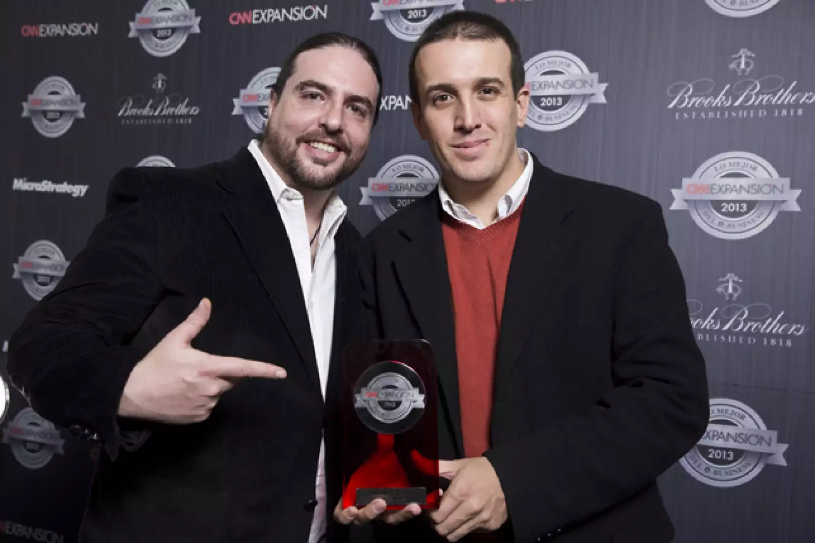 Diego Rendón y Juan Carlos Cardozo, community manager y country manager de Taxibeat México, recibieron el galardón de Premios CNNExpansión a la Mejor App.  En 2013, un total de 28 finalistas aspiraron al reconocimiento.